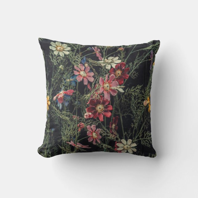 Coussin Fleurs diverses sur l'arrière - plan en bois noir. (Recto)