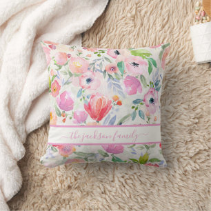 Coussin Fleurs en aquarelle rose avec monogramme en écritu