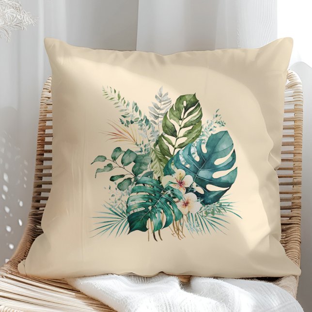 Coussin Fleurs et feuilles tropicales boho d'été (Boho Tropical Flowers and Leaves Summer Throw Pillow in a sunny rattan armchair.)