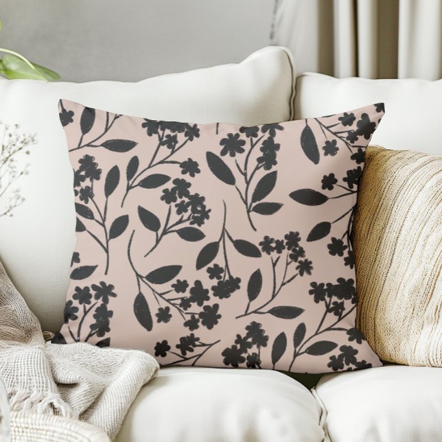 Coussin Fleurs florales noires élégantes sur rose poussiér (hand drawn black flowers on a dusty pink pillow)