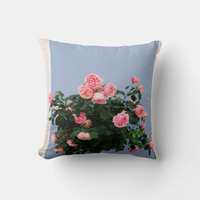 Coussin Fleurs rouges avec feuilles verts sur mur bleu (Recto)