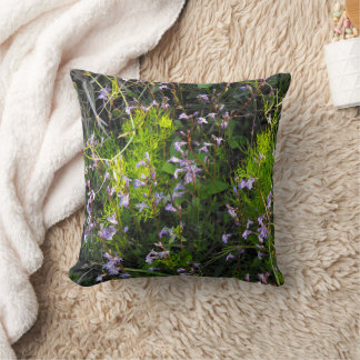 Coussin Fleurs sauvages dans un champ de verdure