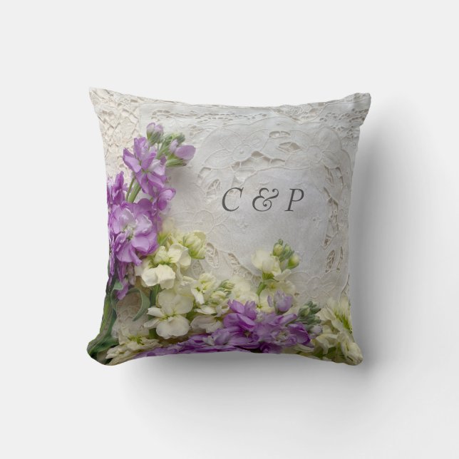 Coussin Fleurs violettes et blanches sur de vieilles lacet (Recto)