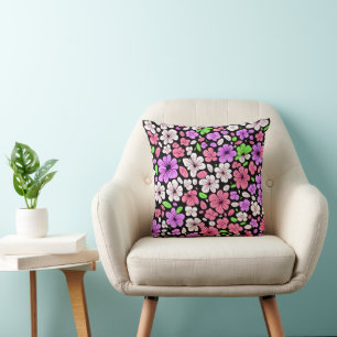 Coussin Fleurs violettes et roses et motif de pétales noir