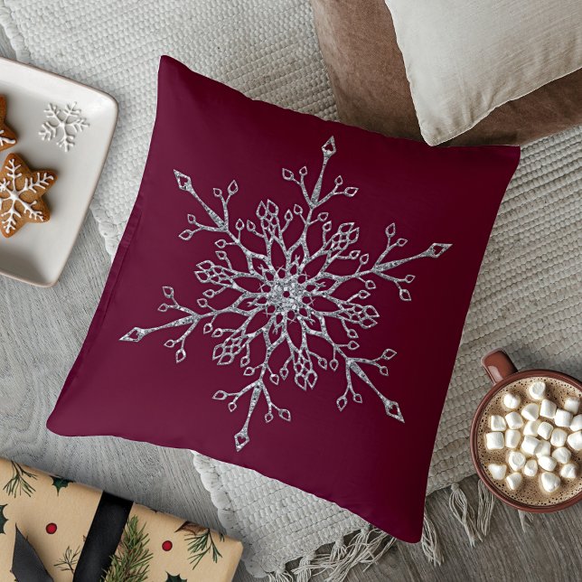 Coussin Flocon de neige de vacances élégant argenté paille (Elegant Silver Glitter Burgundy Snowflake Holiday Throw Pillow)