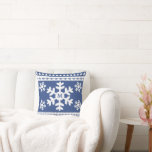 Coussin Flocon de neige nordique et motif d'arbre<br><div class="desc">Ce confortable oreiller nordique à rayures bleues et blanches est orné de motifs nordiques de flocons de neige blancs et de pins enneigés. Détendez-vous avec ce confortable oreiller nordique tout en vous réchauffant devant le feu du soir. Parfait pour les cadeaux de Noël et d'hiver ou comme un accent d'hiver...</div>