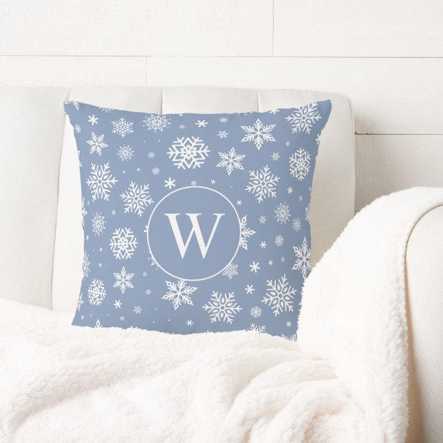 Coussin Flocons de neige hivernaux sur monogramme bleu cla (Créateur téléchargé)