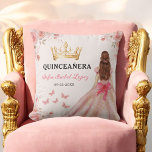 Coussin Floral Blush rose princesse Quinceanera<br><div class="desc">Ajoutez une touche d'élégance à votre célébration avec l'oreiller à lancer Floral Blush Pink Princess Quinceañera. Ce charmant coussin est décoré d'un arrière - plan rose vif et doux, aux motifs floraux délicats, qui s'ajoute parfaitement à une quinceañera à thème princesse. Idéal pour un décor événementiel ou un gardien, cet...</div>