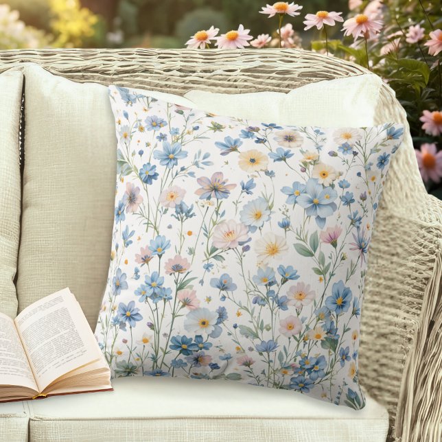 Coussin Floral Botanical Cottage Garden Patterned (An elegant garden throw pillow, decorated with rustic wildflowers in a watercolor style)
