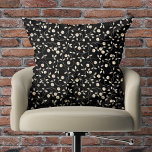 Coussin Floral noir et blanc<br><div class="desc">Un beau motif de fleurs blanches et de vignes sur le noir, ce coussin d'accent est disponible en plusieurs tailles et matériaux et est un complément amusant à votre décor maison. CORRESPONDANCE d'objets dans notre collection.</div>