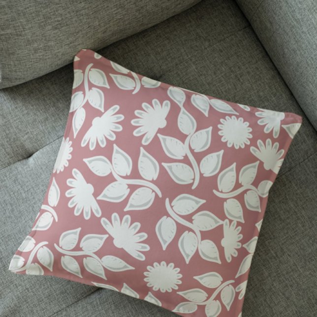 Coussin Floral Whimsical dans un rose poussiéreux lancer o (Créateur téléchargé)