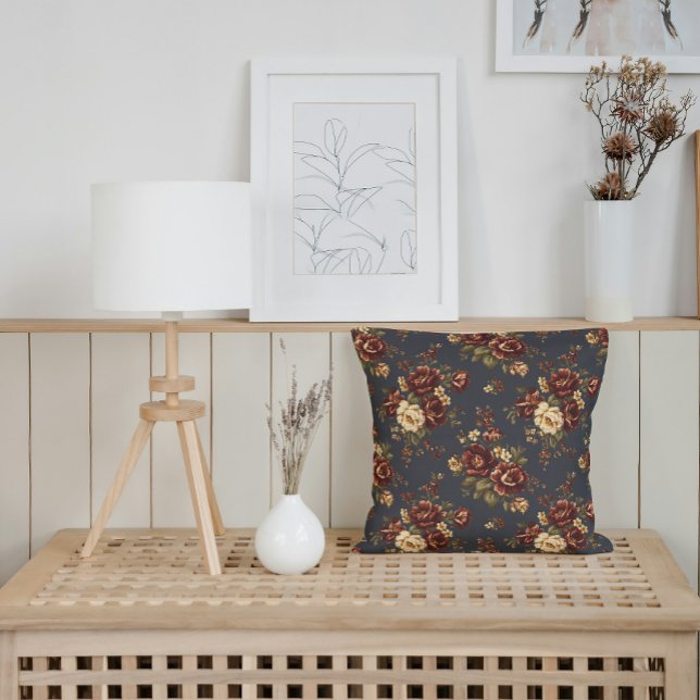 Coussin Florales d'automne en bordeaux profond et crème ch (Classic farmhouse look with warm, inviting fall floral accents.)