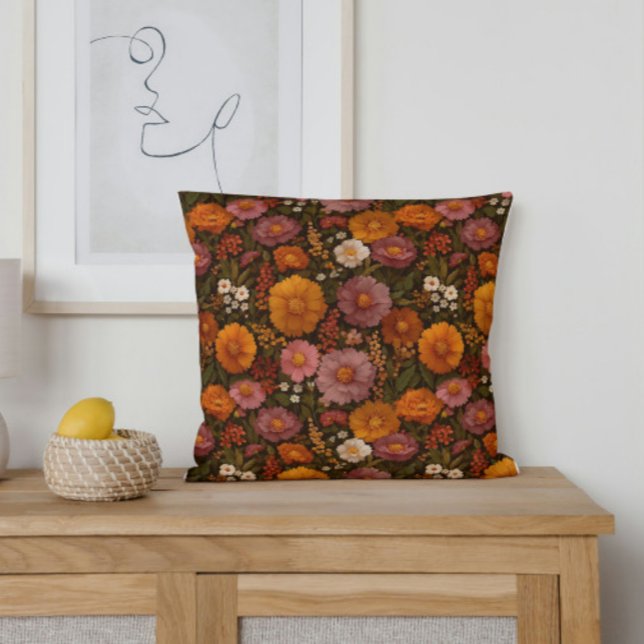 Coussin Flores d'automne en orange brûlé et rouge (Embrace the beauty of fall with this floral pillow. A rich mix of burnt orange and violet flowers.)