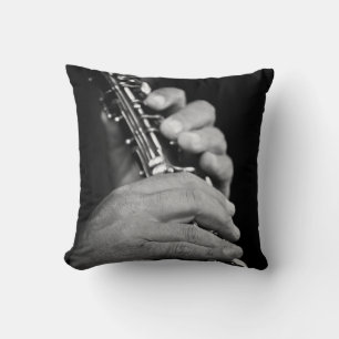 Coussin Flûte jouée en noir et blanc par un gitan