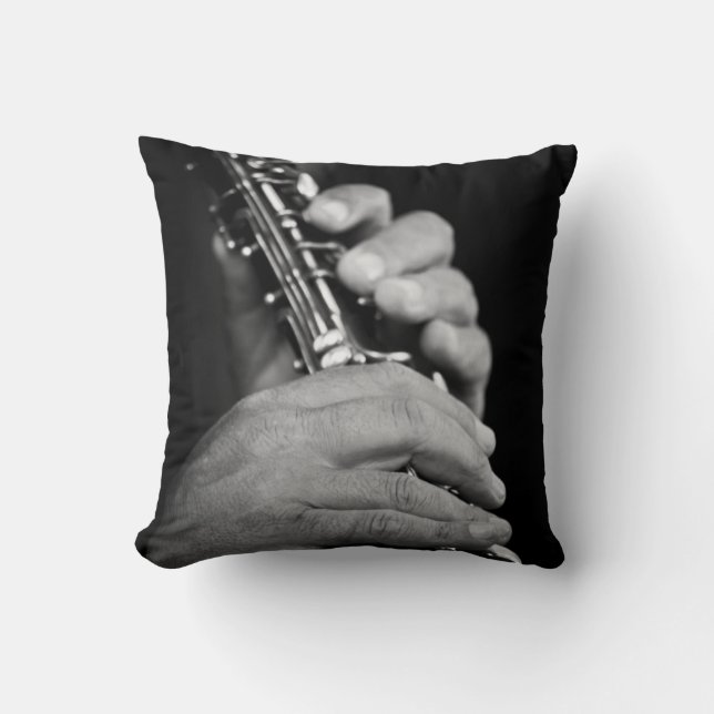 Coussin Flûte jouée en noir et blanc par un gitan (Recto)