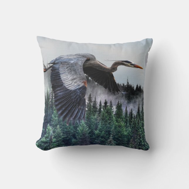 Coussin Flying Great Blue Heron & Misty Forest Wildlife (Recto)