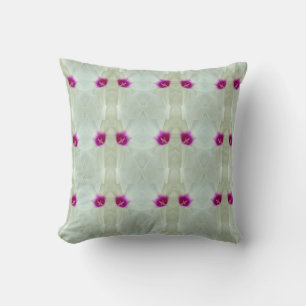 Coussin fond blanc et crème avec motif rose chaud