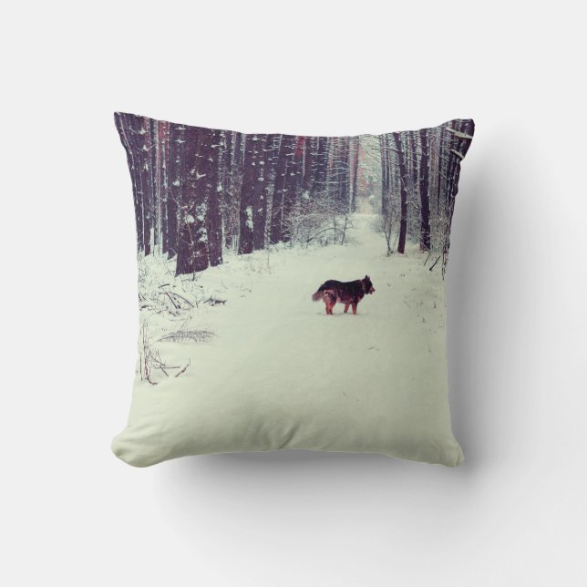 Coussin Forêt de pins enneigée d'hiver, chien marchant dan (Recto)