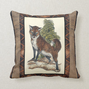 Coussin Fox rustique faisant un pas sur un tronc d'arbre