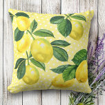 Coussin Fraîches pays citrons rustiques pois aquarelle<br><div class="desc">Transformez votre canapé en quelque chose de spécial avec cet oreiller botanique rustique aux agrumes rustiques, chic, sobre et chic, rasé. Des citrons d'aquarelle frais et des feuilles verts recouvrent des pois blancs sur un arrière - plan jaune clair. Choisissez parmi 3 tailles : carré 16"x16" et 20"x20", ainsi que...</div>