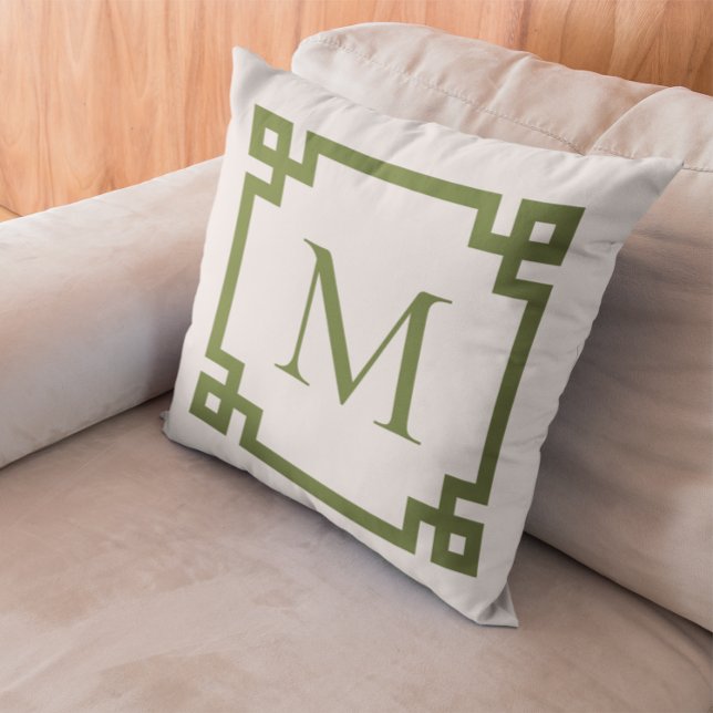 Coussin Frontière de clé grecque monogramme vert olive (Create your own monogrammed Greek Key border square throw pillow.)
