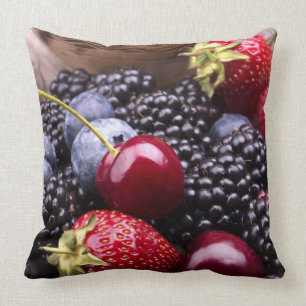 Coussin Fruits savoureux d'été sur un Tableau en bois