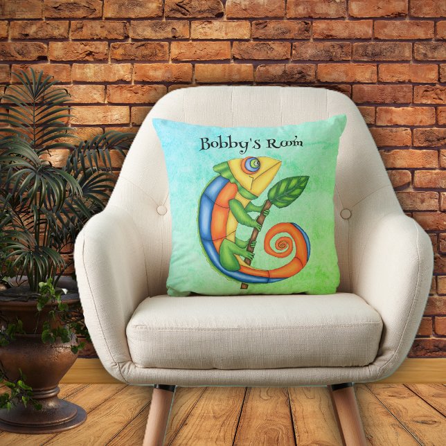 Coussin Fun Lizard couleurs vives Stick Leaf sur bleu vert (Fun lizard big eyes in bright colours holding leaf on green blue mix throw decorative pillow.)