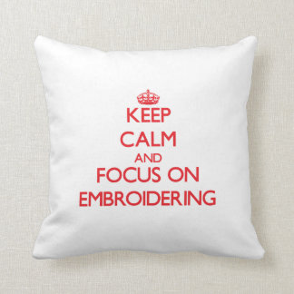 Coussin Gardez le calme et le foyer sur la BRODERIE