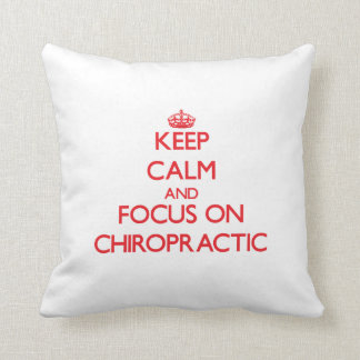 Coussin Gardez le calme et le foyer sur la chiropractie