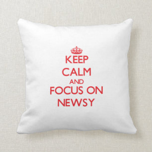 Coussin Gardez le calme et le foyer sur Newsy