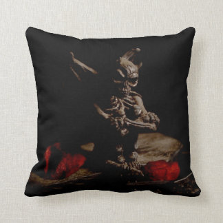 Coussin Gargouille à ailes squelettique songeuse