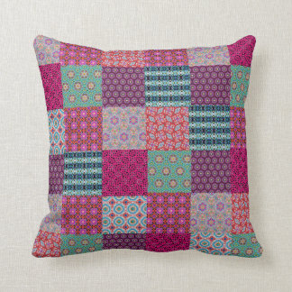Coussin génial d'édredon de patchwork de motif par