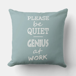Coussin Génie au travail monogramme personnalisé et coussi