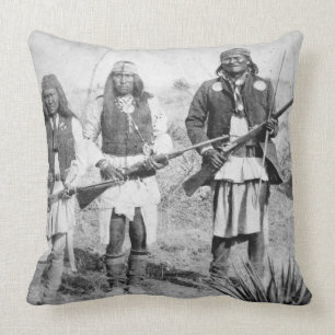 Coussin Geronimo et trois de ses guerriers d'Apache, 1886
