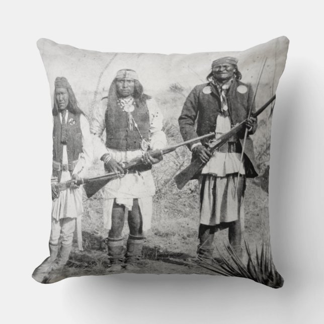 Coussin Geronimo et trois de ses guerriers d'Apache, 1886 (Recto)