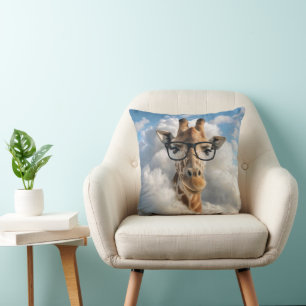 Coussin Girafe avec des lunettes noires dans un nuage