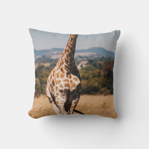 COUSSIN GIRAFFE ENTOURÉ DE GRASS BROWN