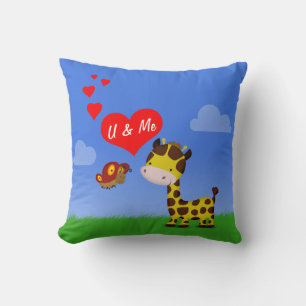 Coussin Giraffe et papillon en amour