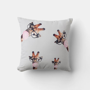 COUSSIN GIRAFFE PORTANT DES VERRES SOUFFRANT UN BUBBLEGUM 