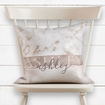 Coussin Girl Blush Marble Rose Gold Nom du script Monogram<br><div class="desc">Un design tendance, girly avec du marbre d'or faux rose et des textures brillantes, personnalisées avec le nom de la fille deux fois sur une bande d'or rose faux brossé : d'abord dans l'élégant tout le texte casquette, puis, dans la typographie manuscrite moderne. Un beau design qui ne manquera pas...</div>