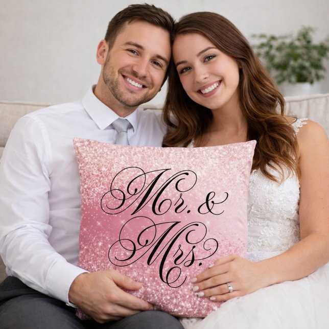 Coussin Girly Pink Glitter Ombre Mr and Mrs Throw Pillow (Créateur téléchargé)