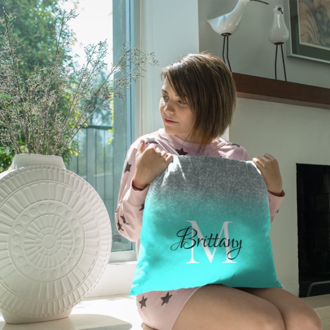 Coussin Glitter Ombré Turquoise Argent Monogramme (Silver Glitter Turquoise Ombre Monogram Throw Pillow)