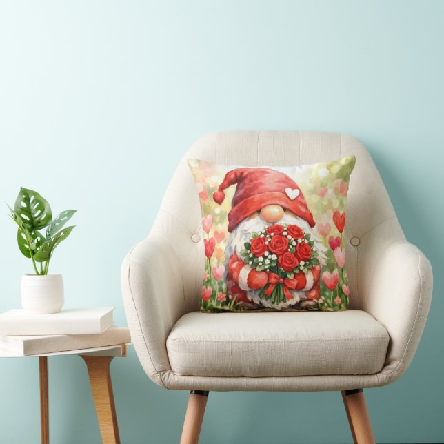 Coussin Gnome avec des roses rouges dans un jardin (Chaise)