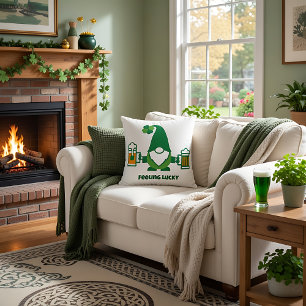 Coussin Gnome de la Saint-Patrick avec chope de bière