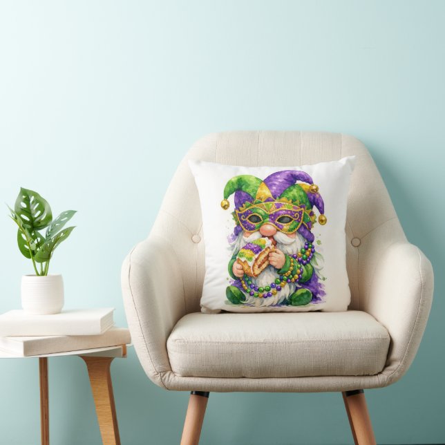 Coussin Gnome de Mardi Gras mangeant une galette des rois (Chaise)