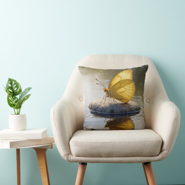 Coussin Golden Butterfly On a Rock in Water (Chaise)