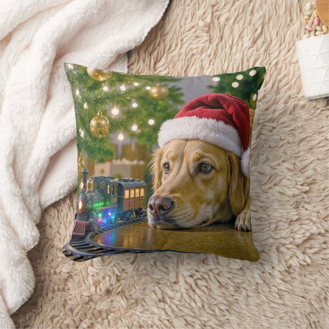 Coussin Golden Retriever de Noël regardant un train jouet (Couverture)