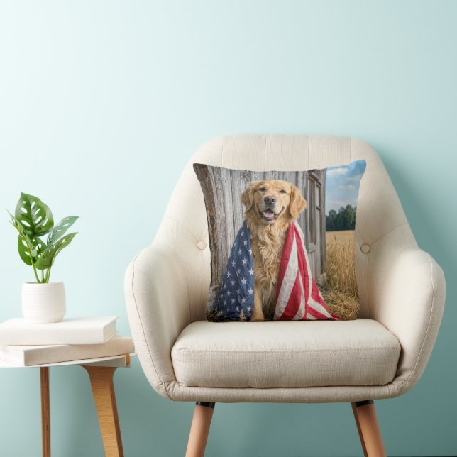 Coussin Golden Retriever drapé dans un drapeau américain (Chaise)