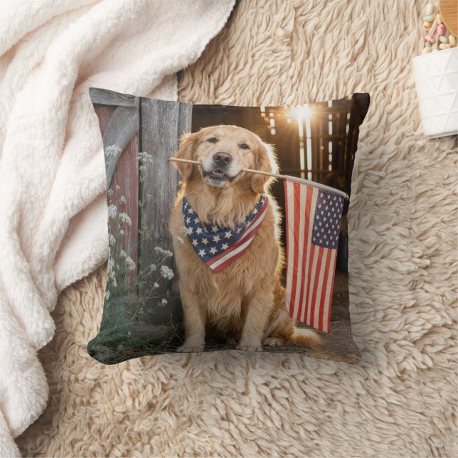 Coussin Golden Retriever tenant un drapeau américain (Couverture)