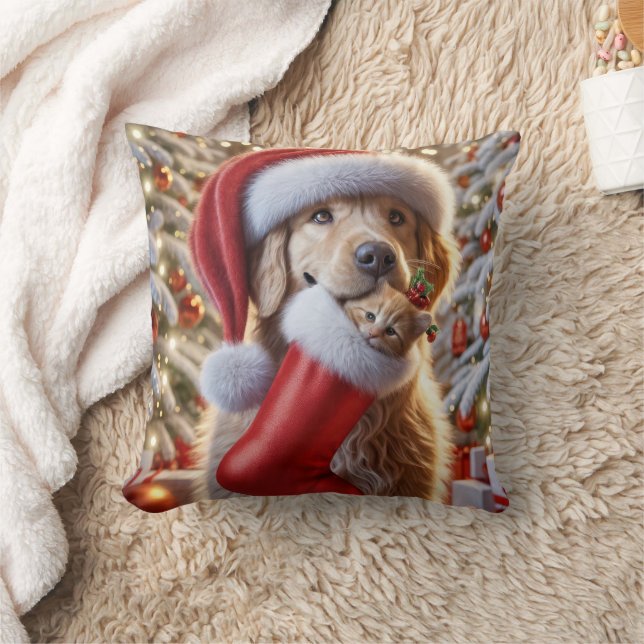 Coussin Golden Retriever with Ginger Kitten in a Stocking (Couverture)